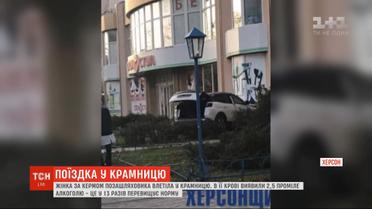 Пьяная женщина за рулем джипа врезалась в стену магазина в Херсоне