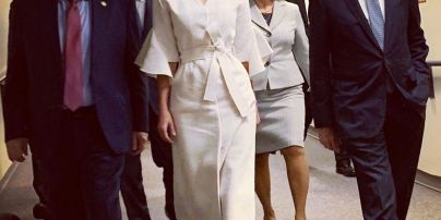 В белом платье-халате и с макияжем смоки-айс: Иванка Трамп в детском саду