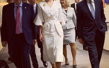 В белом платье-халате и с макияжем смоки-айс: Иванка Трамп в детском саду