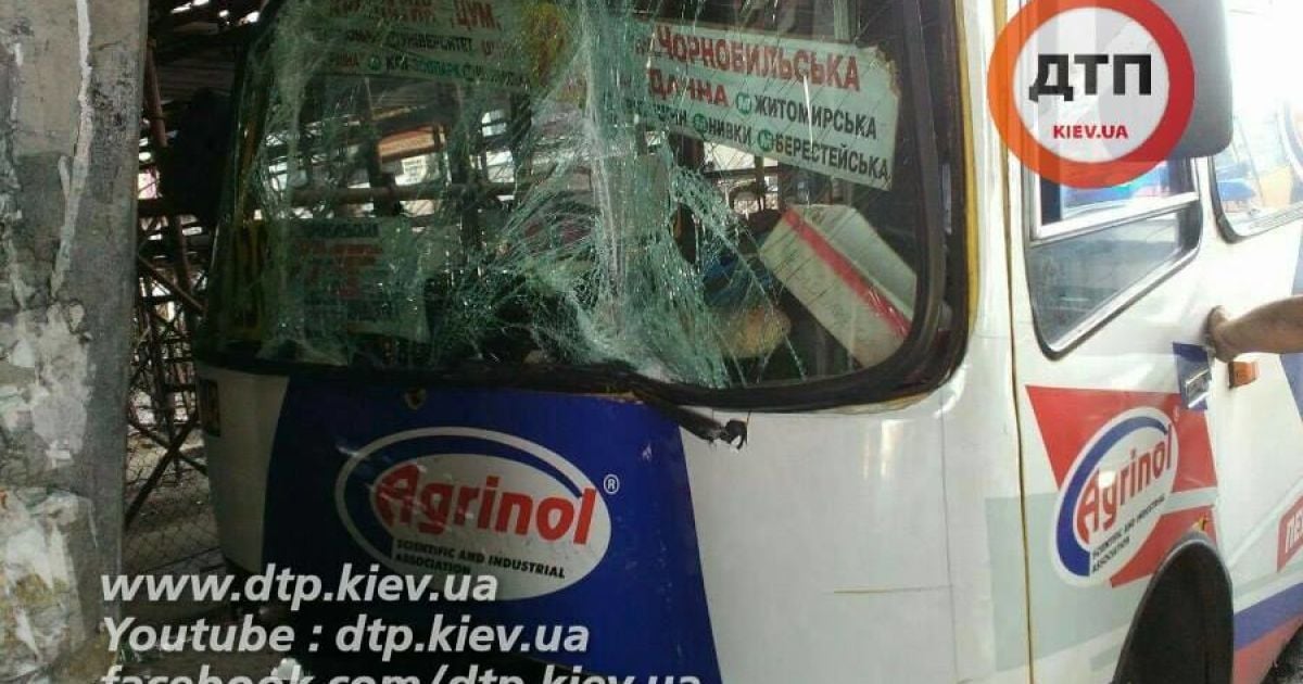 У Києві маршрутка з пасажирами влетіла в опору моста