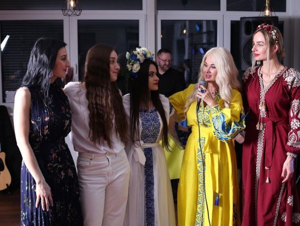 У жовтій сукні з блакитною вишивкою: Катерина Бужинська виступила на ...