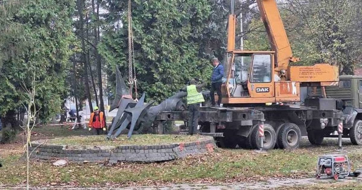 Демонтаж скульптури "Космонавтика"