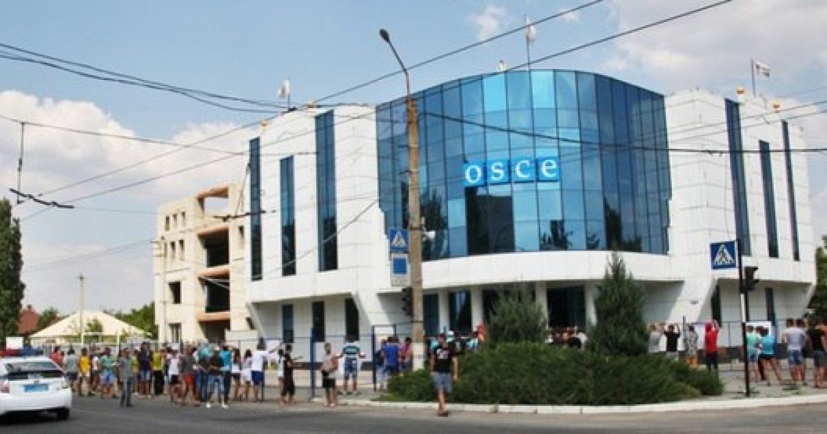 В Луганске горожане организовали митинг против представителей ОБСЕ