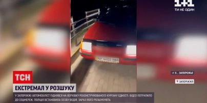 Новини України: у Запоріжжі екстремал на автомобілі піднявся на верхівку Кургану єдності