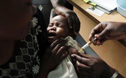 "Исторический момент": ВОЗ одобрила первую в мире вакцину против малярии