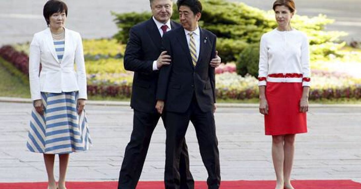 Синдзо Абэ пообещал Петру Порошенко кредитные средства и поддержку в G7