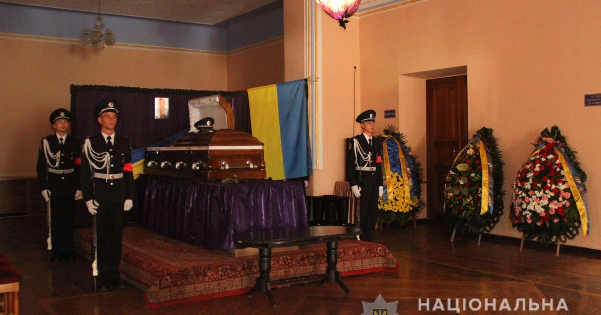 У Харкові поховали застреленого поліцейського, у місті посилюють патрулювання