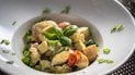 Куряче філе з кабачками в сметанно-сирному соусі