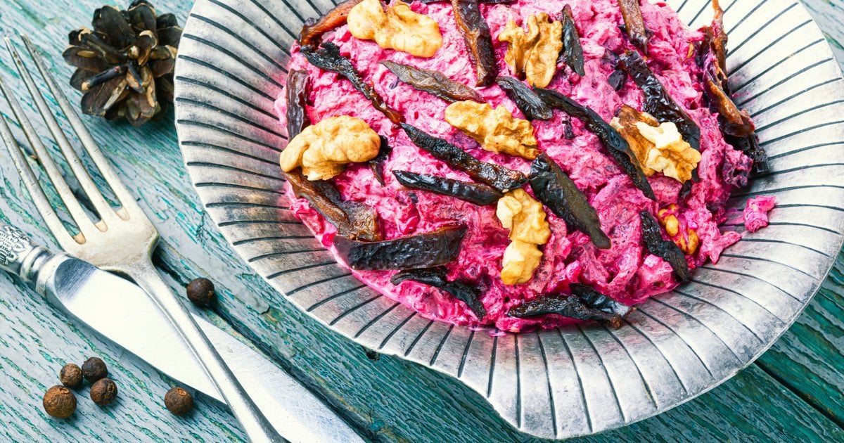 Салат із буряка з чорносливом і родзинками