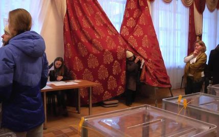 В Сумах из-за отсутствия кабинок избиратели голосуют "в шторах". Фото