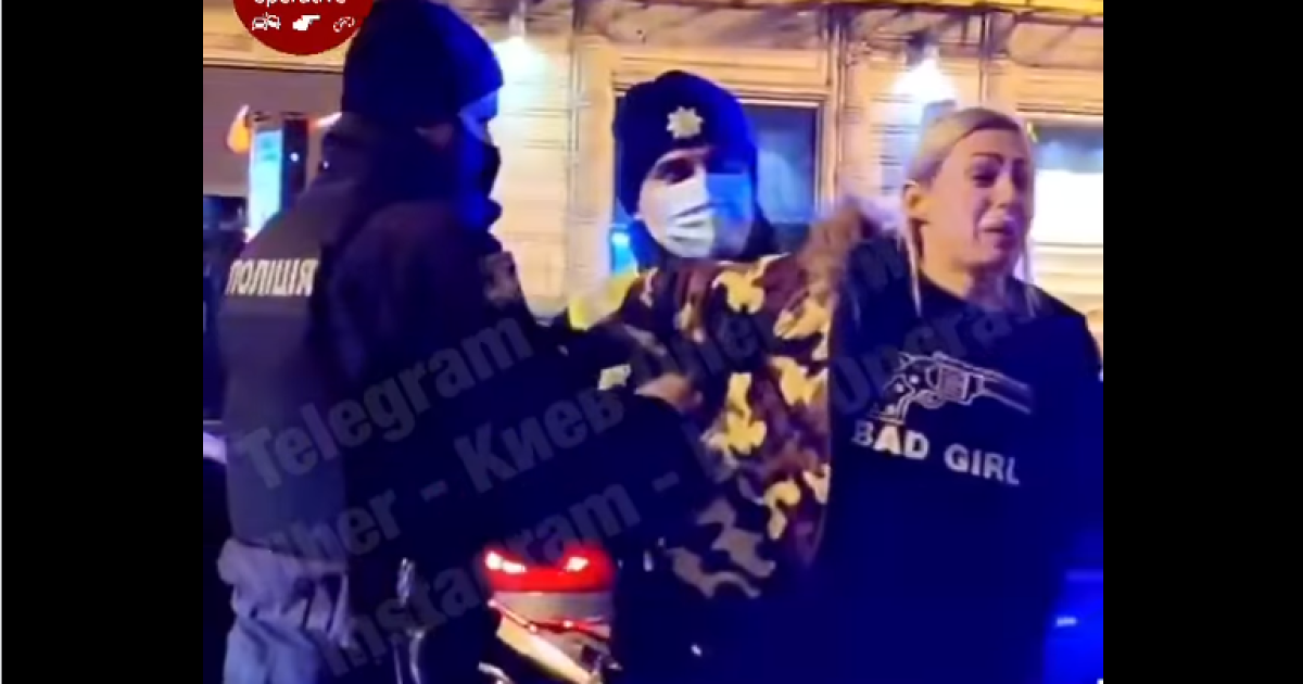 В центре Киева пьяная женщина подрезала другую машину и устроила скандал с копами: появилось видео