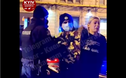 В центре Киева пьяная женщина подрезала другую машину и устроила скандал с копами: появилось видео
