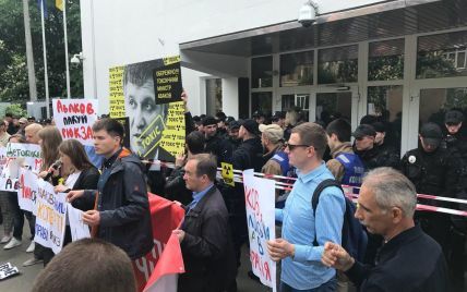 Активисты пришли под стены Генпрокуратуры с требованием отставки Луценко и Авакова