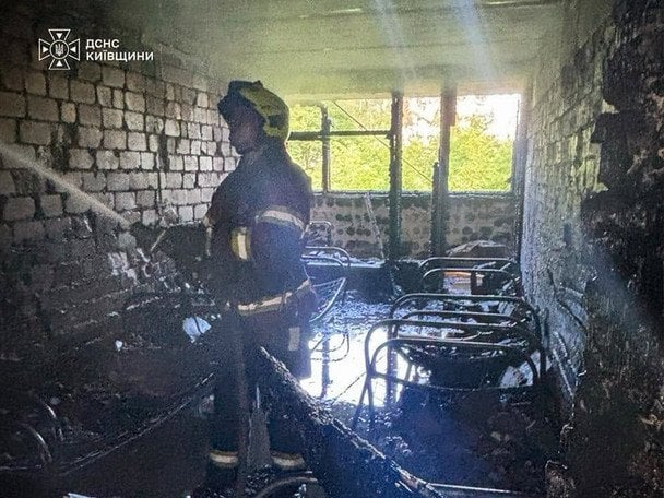 Наслідки пожежі у центрі для бездомних / © ДСНС у Київській області