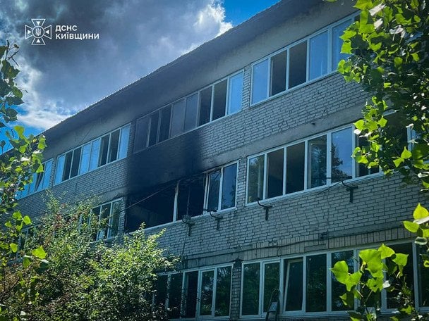 Наслідки пожежі у центрі для бездомних / © ДСНС у Київській області