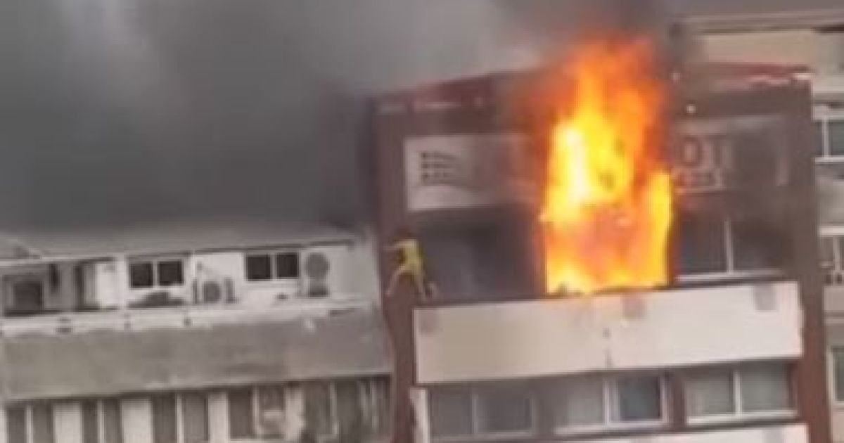 Очевидці відзняли на відео падіння жінок з 5 поверху палаючого готелю в Туреччині