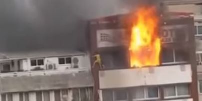Очевидцы сняли на видео падение женщины с 5 этажа горящего отеля в Турции