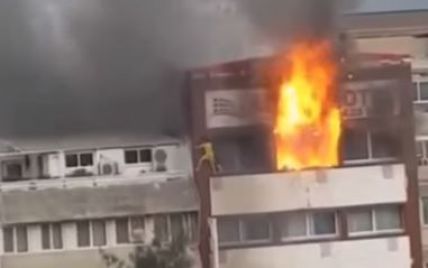 Очевидцы сняли на видео падение женщины с 5 этажа горящего отеля в Турции