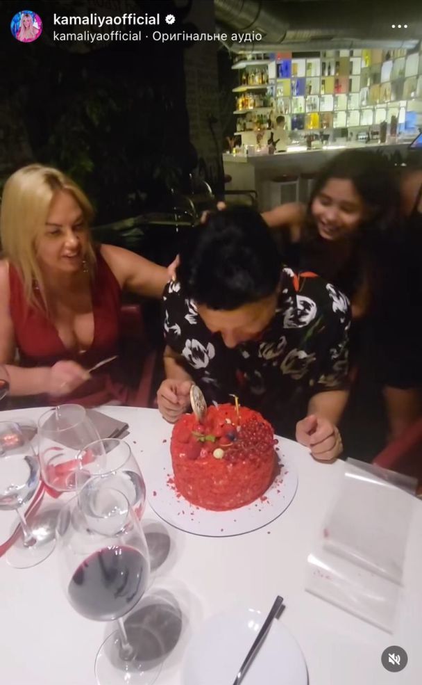 Камалия с дочками отпраздновала день рождения мужа / © instagram.com/kamaliyaofficial