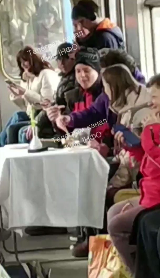     /   / ©  dqxikeidqxiqqeant