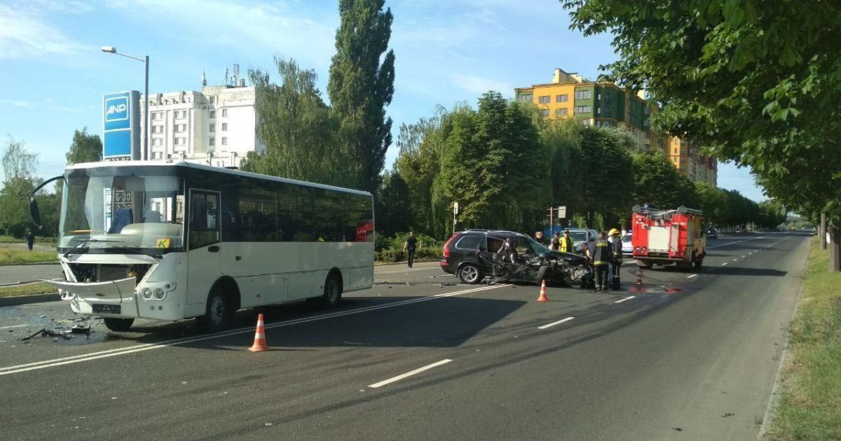 У Луцьку позашляховик зіткнувся з пасажирським автобусом
