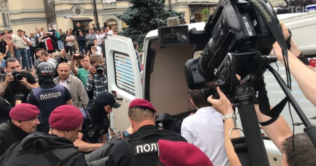 Чоловік прорвася крізь рамки-металошукачі до учасників "КиївПрайду". Йому стало зле