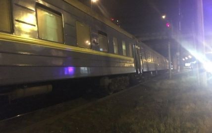 В Киеве пассажирский поезд переехал двух людей возле ТРЦ