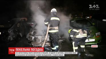 На автостоянці у Дніпрі за ніч згоріло 5 автівок
