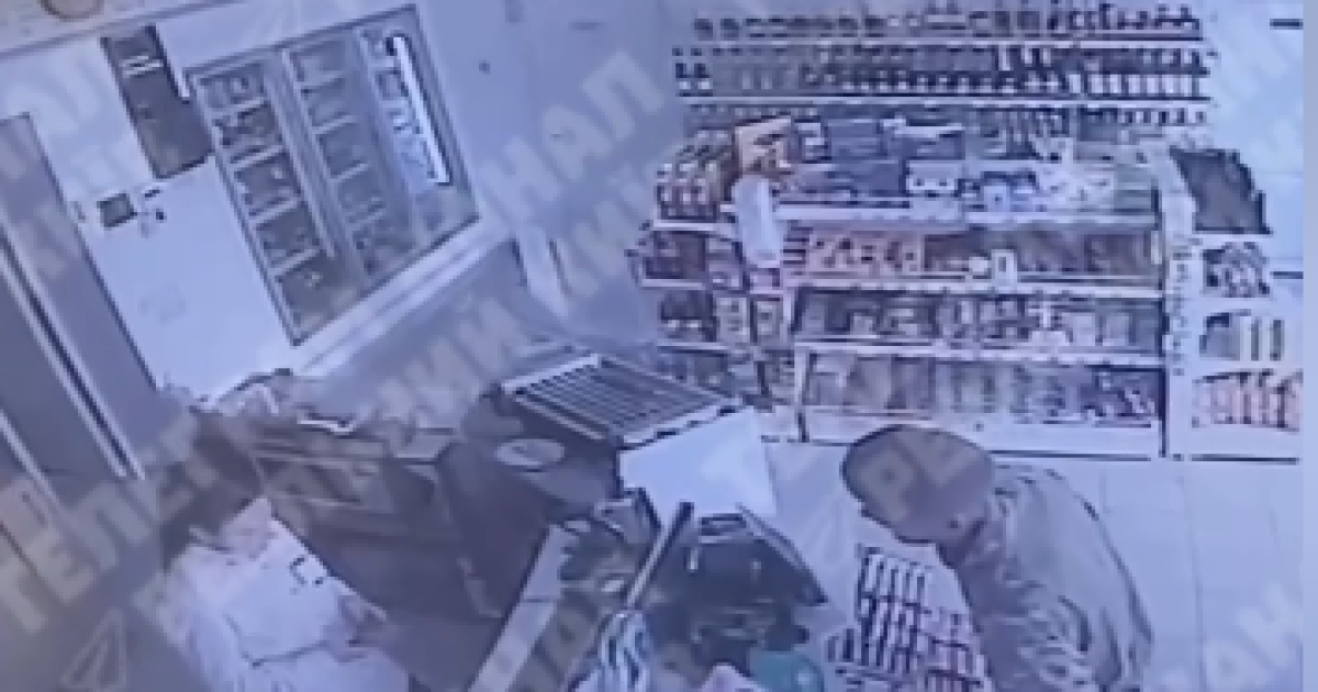 Касирка АЗС розмовляє з чоловіком у військовій формі