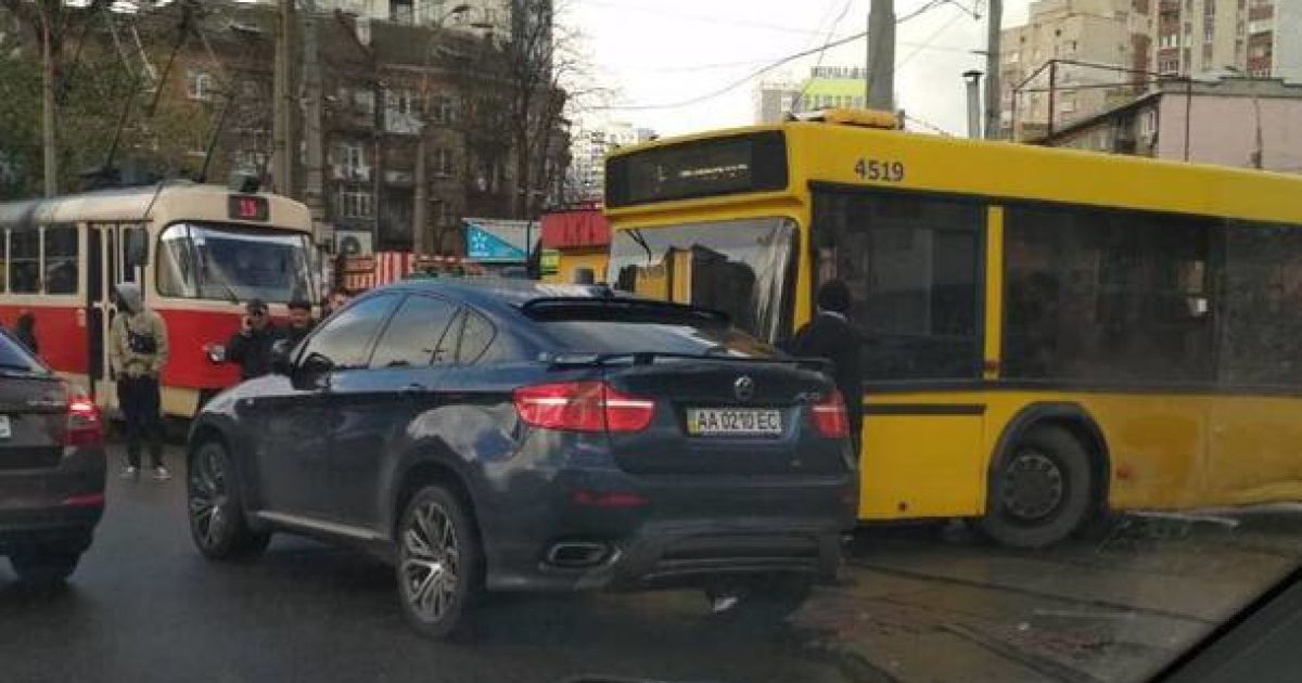 В Киеве "линчевали" водителя BMW, который парализовал движение автобуса и 7 трамваев