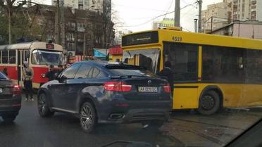 У Києві "лінчували" водія BMW, який паралізував рух автобуса і 7 трамваїв
