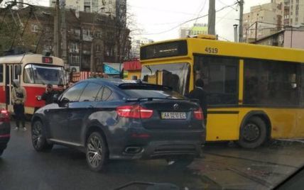 У Києві "лінчували" водія BMW, який паралізував рух автобуса і 7 трамваїв