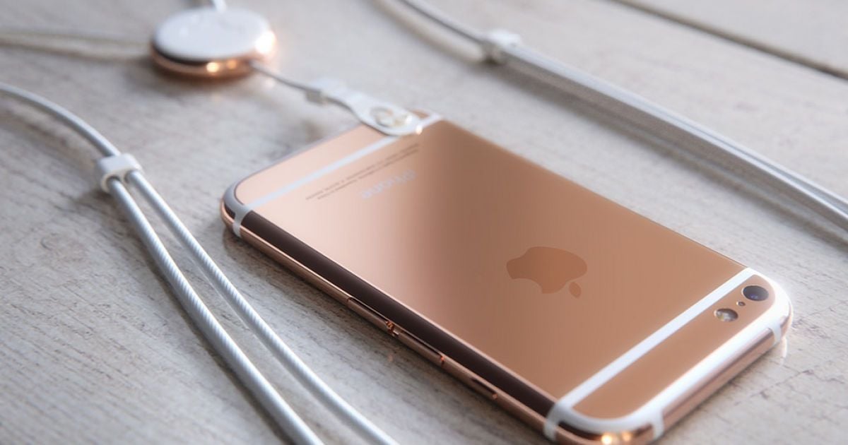 Дизайнер сделал из iPhone 6 "раскладушку" / © martinhajek.com