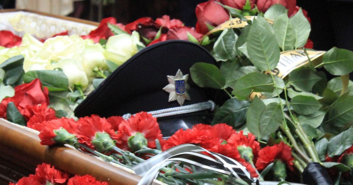 В Одесі сотні людей прийшли попрощатись з поліцейським, загиблим внаслідок стрілянини
