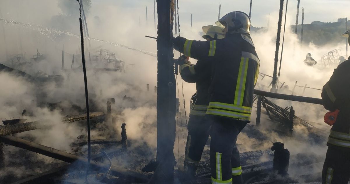 згорів клуб у Гідропарку в Києві_1 / © ГУ ГСЧС в Киеве