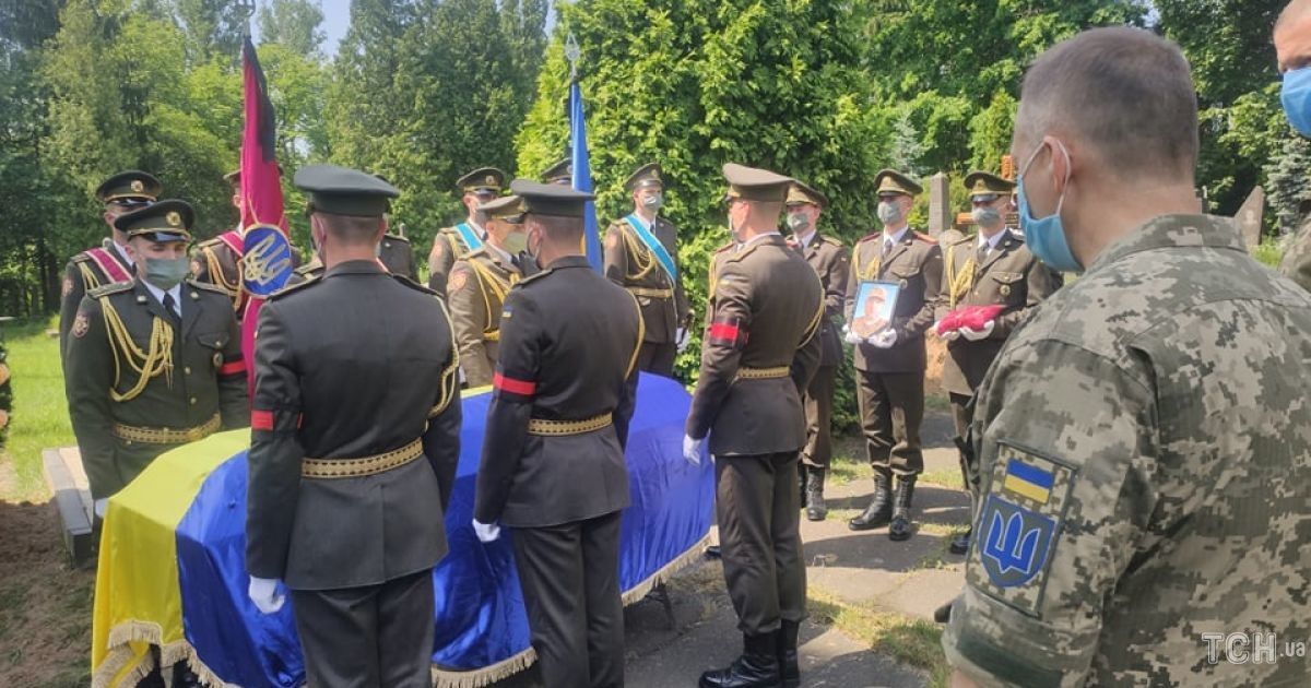 Захоронение бойца Добрянского Леонида / © Фото Натальи Нагорной/ТСН