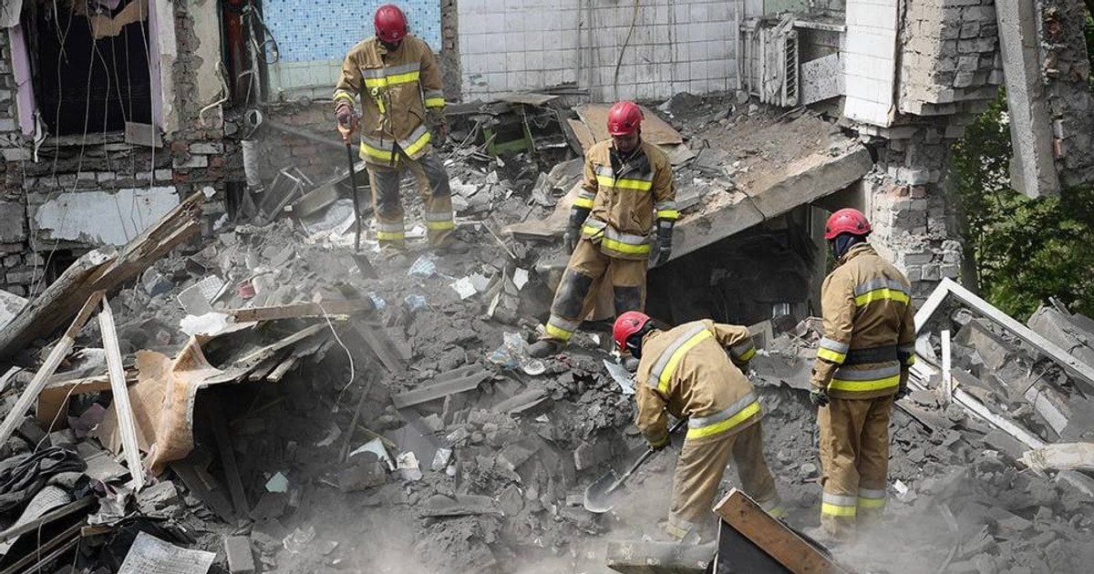 У Миколаєві після російської атаки з-під завалів дістали тіло жінки