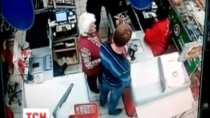 У російській Сизрані чоловік побив пенсіонерку в супермаркеті