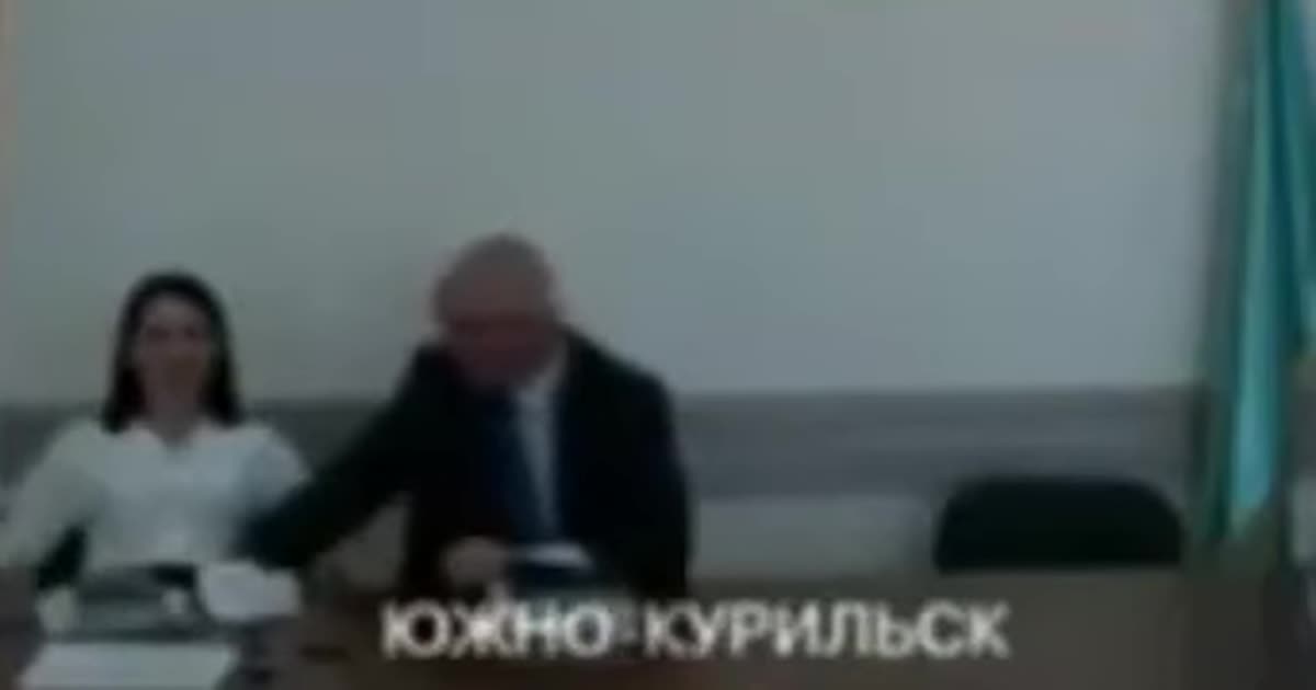 Російський мер поклав руку на стегна заступниці під час засідання і потрапив на відео