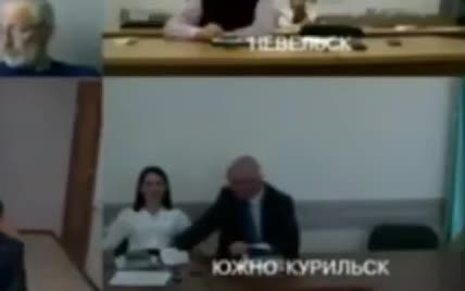 Российский мэр положил руку на бедра заместительнице во время заседания и попал на видео