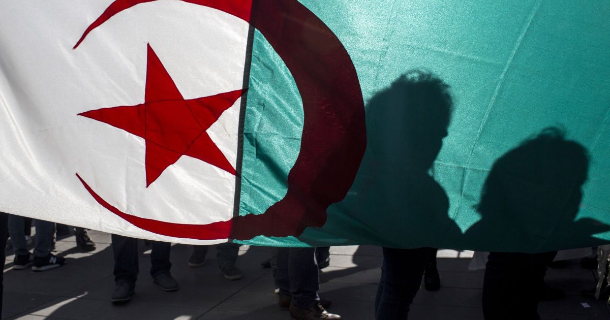 Президент Алжира заявил об отставке после 20 лет правления