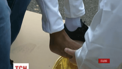 Папа Римский омыл ноги мигрантам