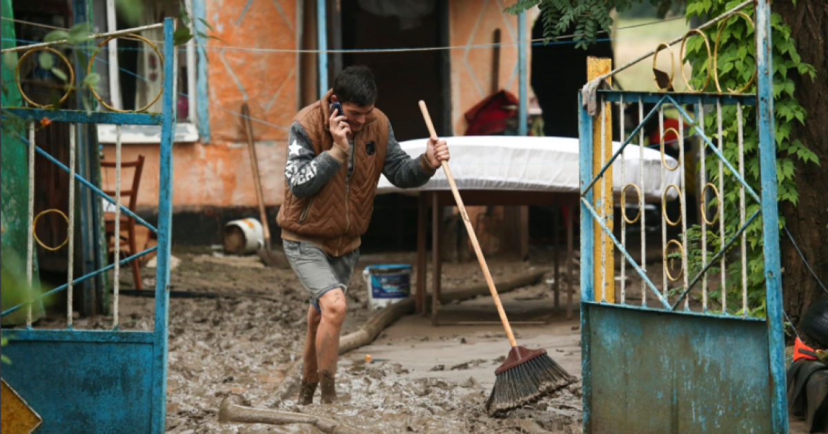 Потужна злива "паралізувала" Крим: будинки і вулиці затоплені, людей попереджають про евакуацію