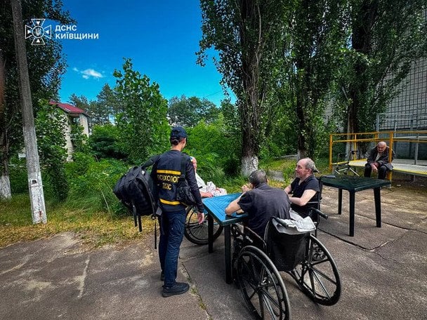 Наслідки пожежі у центрі для бездомних / © ДСНС у Київській області