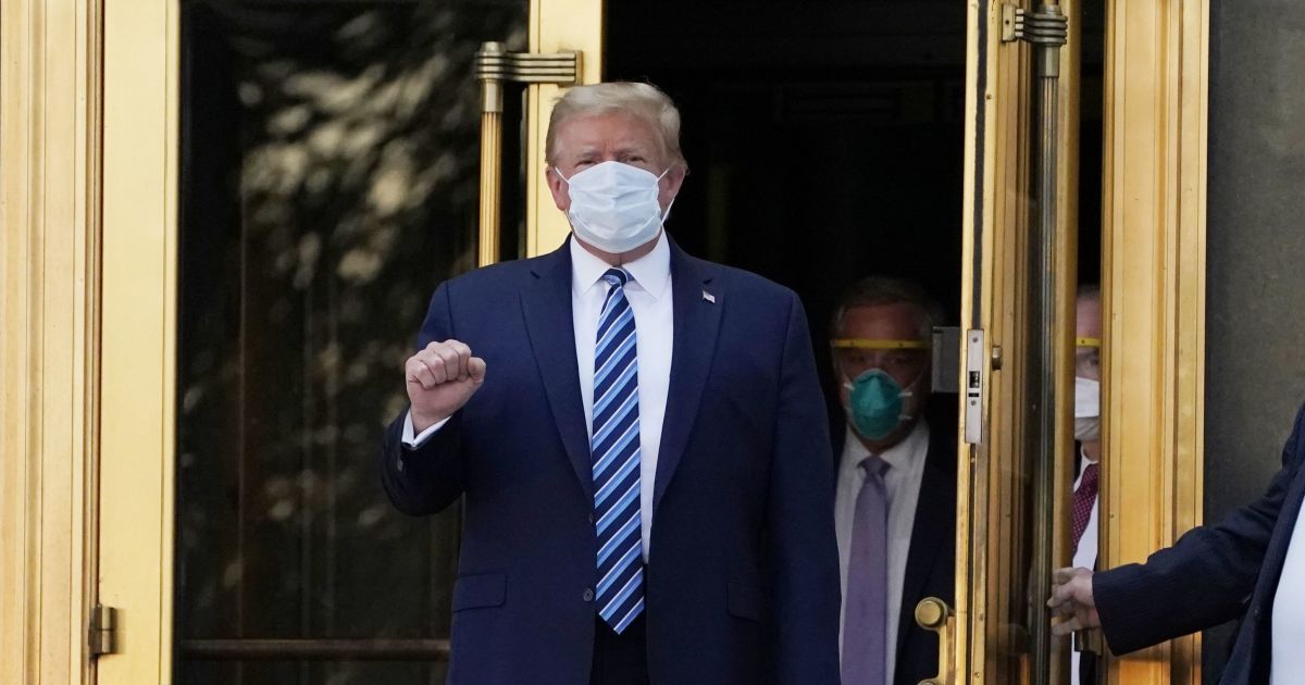Трамп покинул больницу после лечения коронавируса и улетел в Белый дом