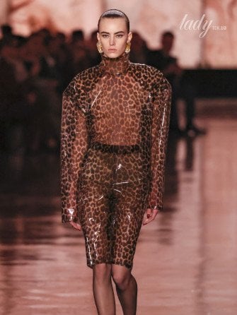 Показ Saint Laurent осень-зима 2025-2026