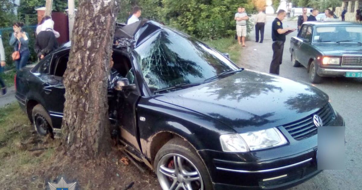 На Рівненщині заповнене дітьми авто влетіло у дерево