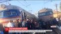 Вблизи Львова пассажиры не смогли уместиться в вагоны электрички, поэтому заблокировали движение