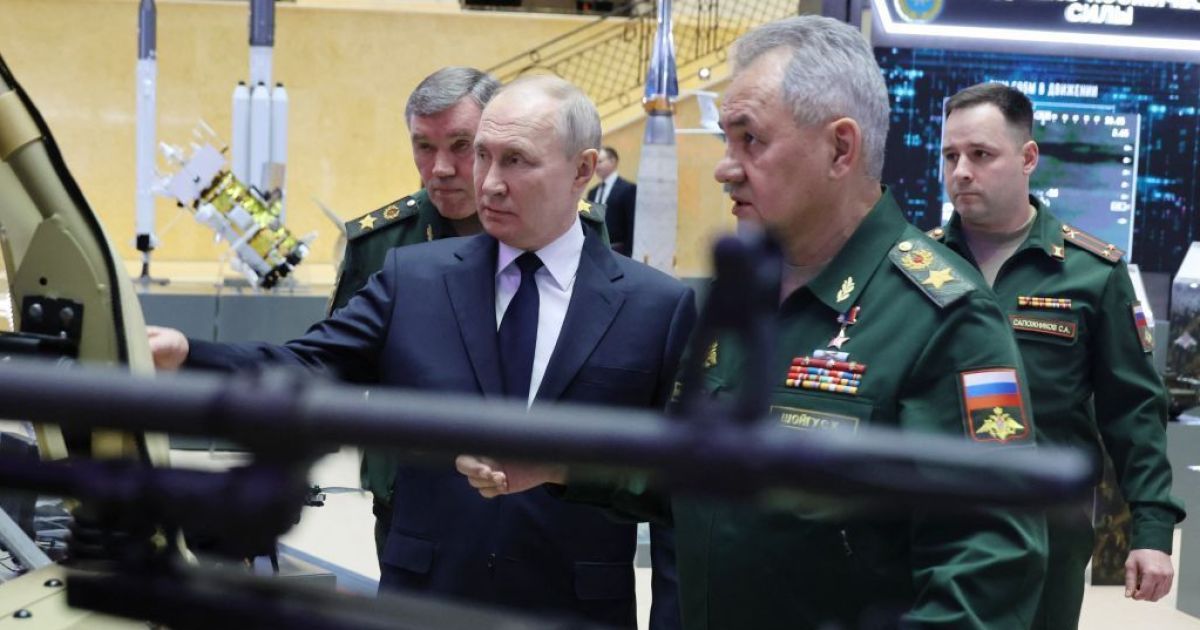 Президент РФ Володимир Путін, міністр оборони Сергій Шойгу та російська зброя