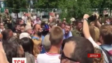 Полтысячи возмущенных жителей Донецка перекрыли центральную улицу с требованием мира